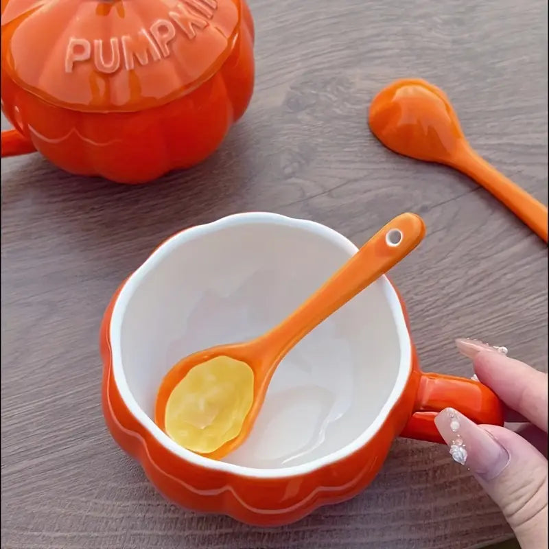 ™Verona | סט ספל דלעת קרמיקה – מכסה וכפית, מתאים למיקרוגל